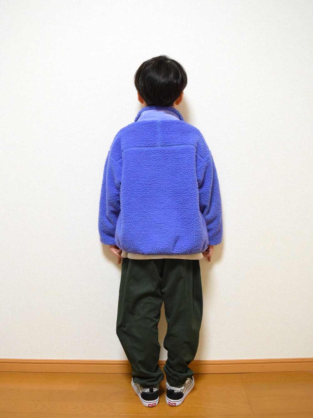 ブラック系のスニーカー、グリーン系のその他パンツ、ホワイト系のスウェットを着用したキッズの冬コーディネートの2枚目の写真