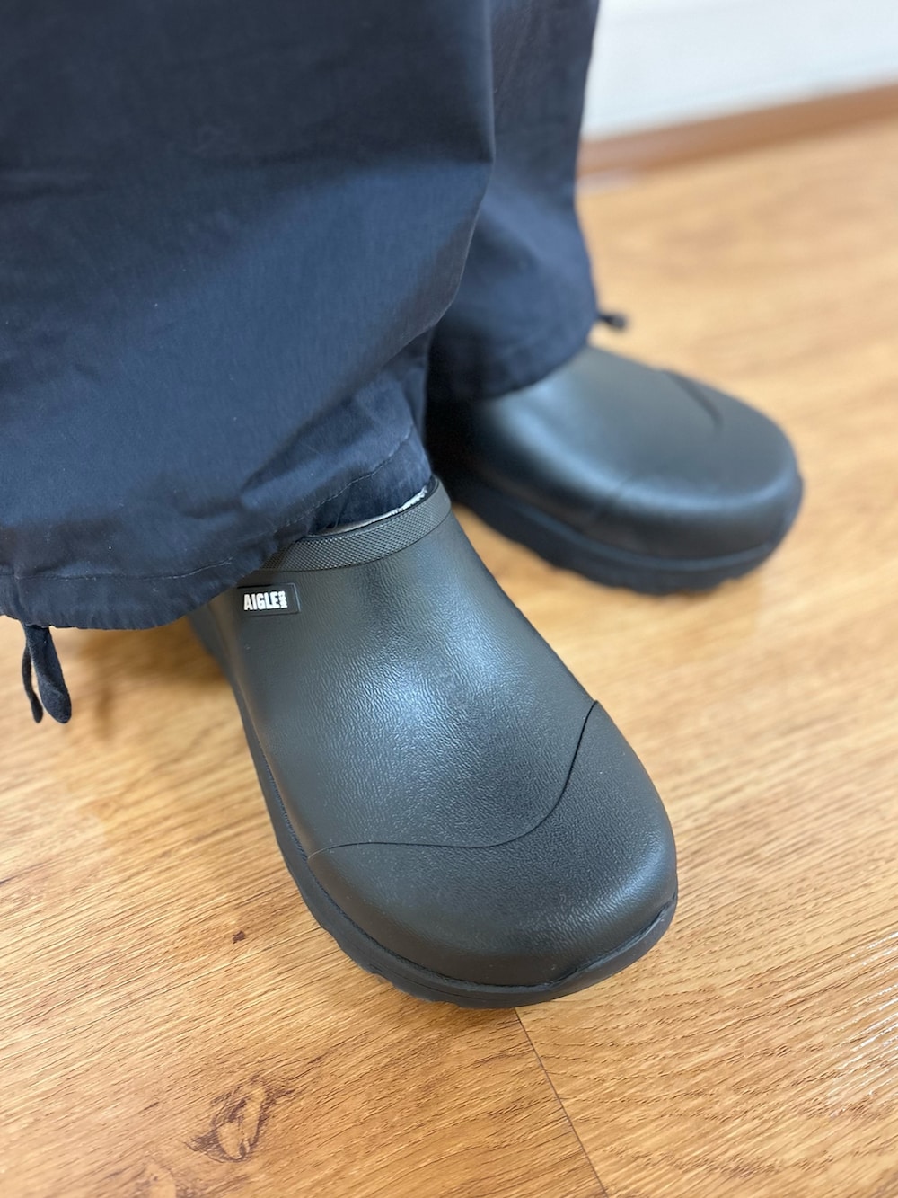 「トートバッグ、ショルダーバッグ、ラバーサンダル、防水アウター」｜「AIGLEのCORLAY / コーレイ 天然ゴム コルクインソール サボサンダル / つっかけ（サンダル、ブラック系）」を使った、TSUBASAさん（レディース・164cm）の冬コーディネートの5枚目の写真