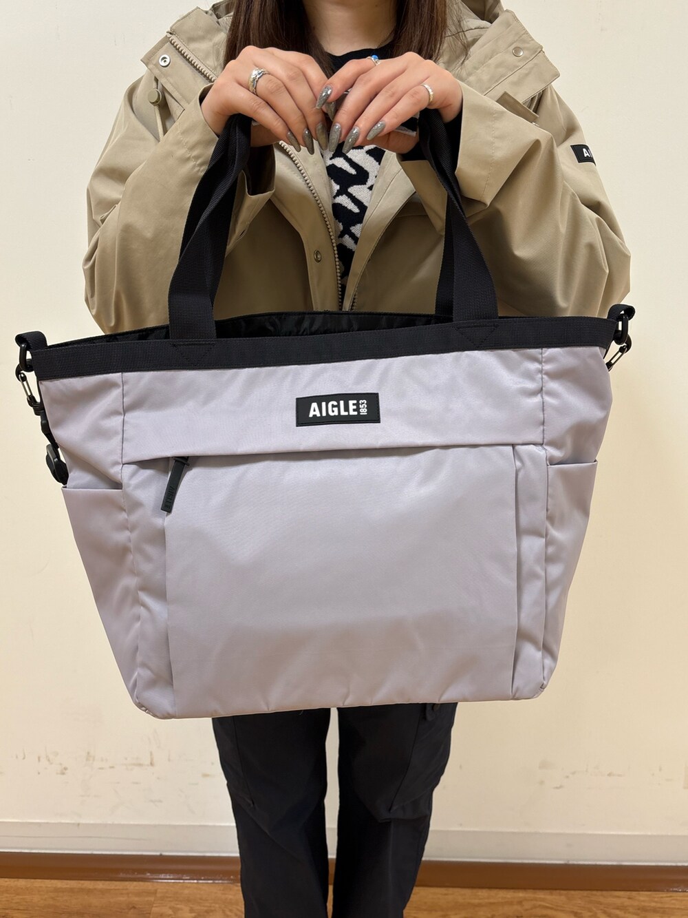 「トートバッグ、ショルダーバッグ、ラバーサンダル、防水アウター」｜「AIGLEのCORLAY / コーレイ 天然ゴム コルクインソール サボサンダル / つっかけ（サンダル、ブラック系）」を使った、TSUBASAさん（レディース・164cm）の冬コーディネートの4枚目の写真
