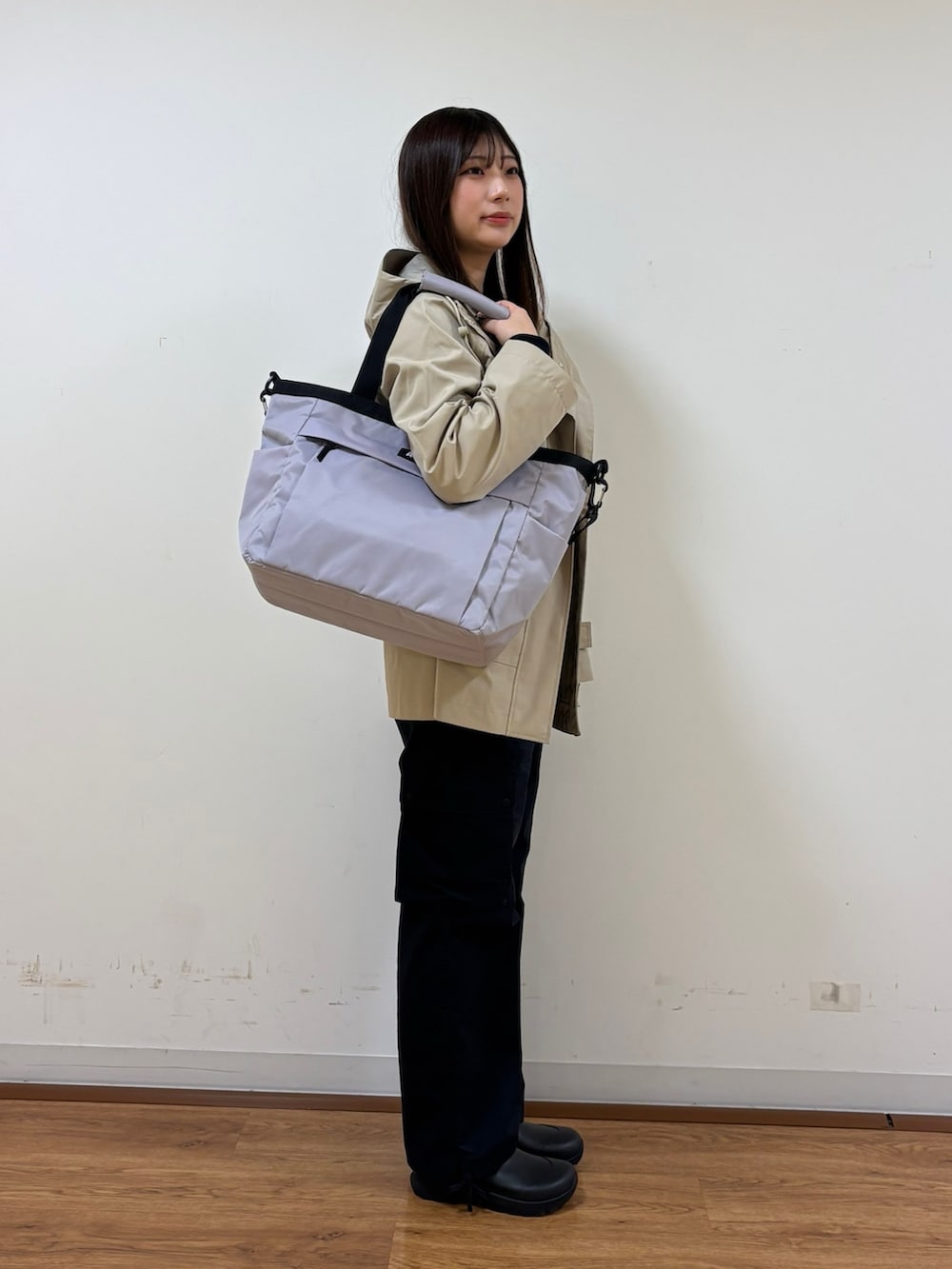「トートバッグ、ショルダーバッグ、ラバーサンダル、防水アウター」｜「AIGLEのCORLAY / コーレイ 天然ゴム コルクインソール サボサンダル / つっかけ（サンダル、ブラック系）」を使った、TSUBASAさん（レディース・164cm）の冬コーディネートの2枚目の写真
