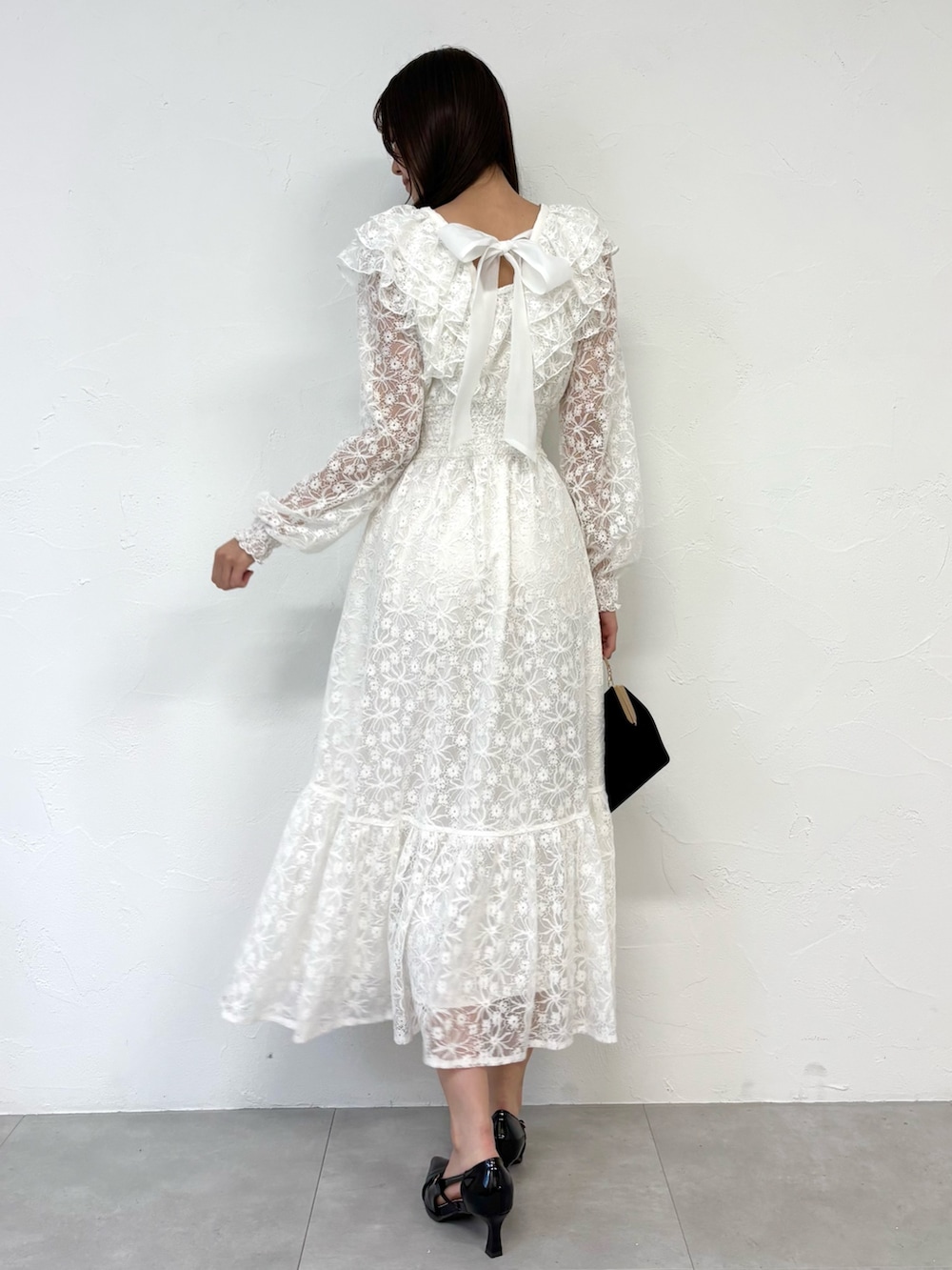 ホワイト系のワンピース、ブラック系のパンプスを着用したレディースの秋コーディネートの6枚目の写真