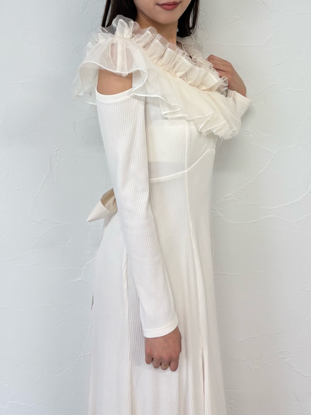 ブラウン系のショルダーバッグ、ブラウン系のパンプス、ホワイト系のワンピースを着用したレディースの秋コーディネートの9枚目の写真