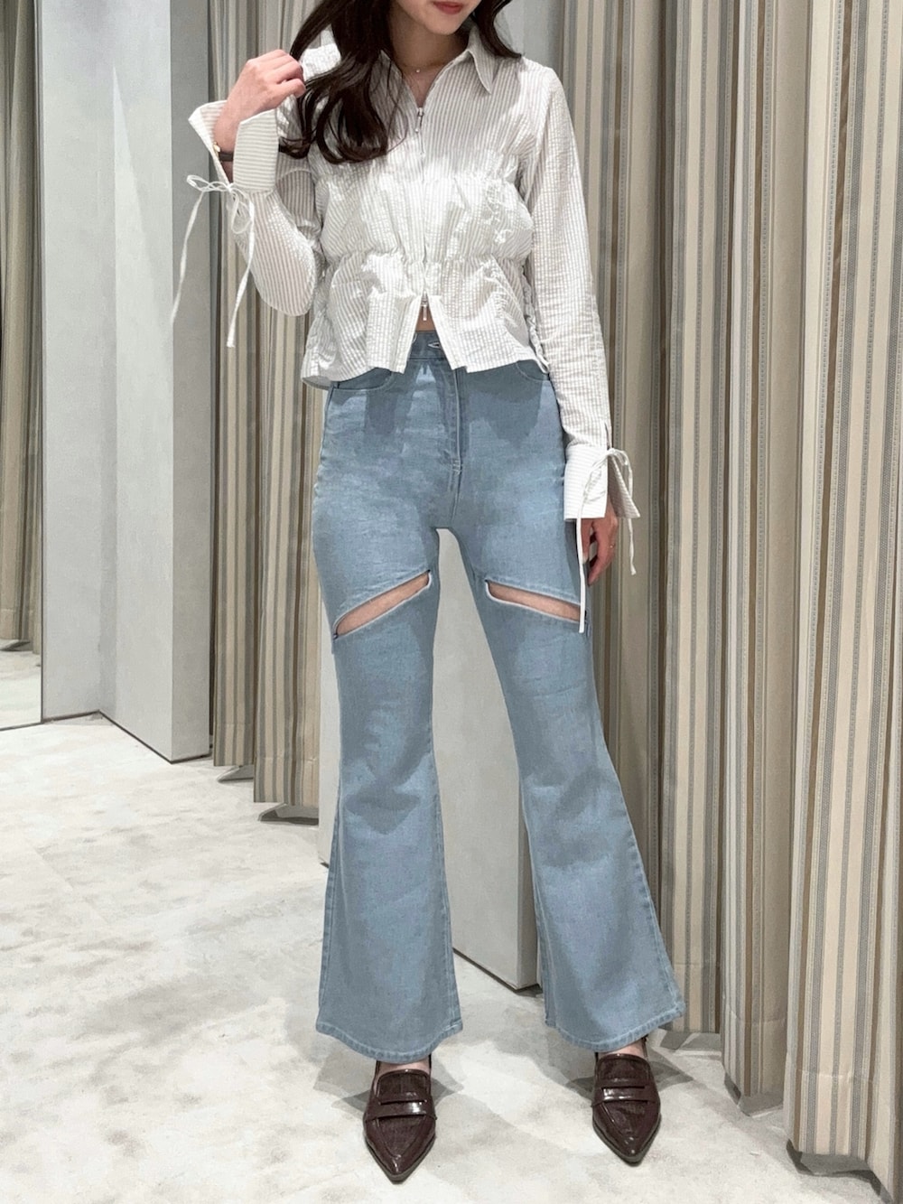 ブルー系のシャツ/ブラウス、ブルー系のデニムパンツ、ブラウン系のローファーを着用したレディースの春コーディネートの2枚目の写真