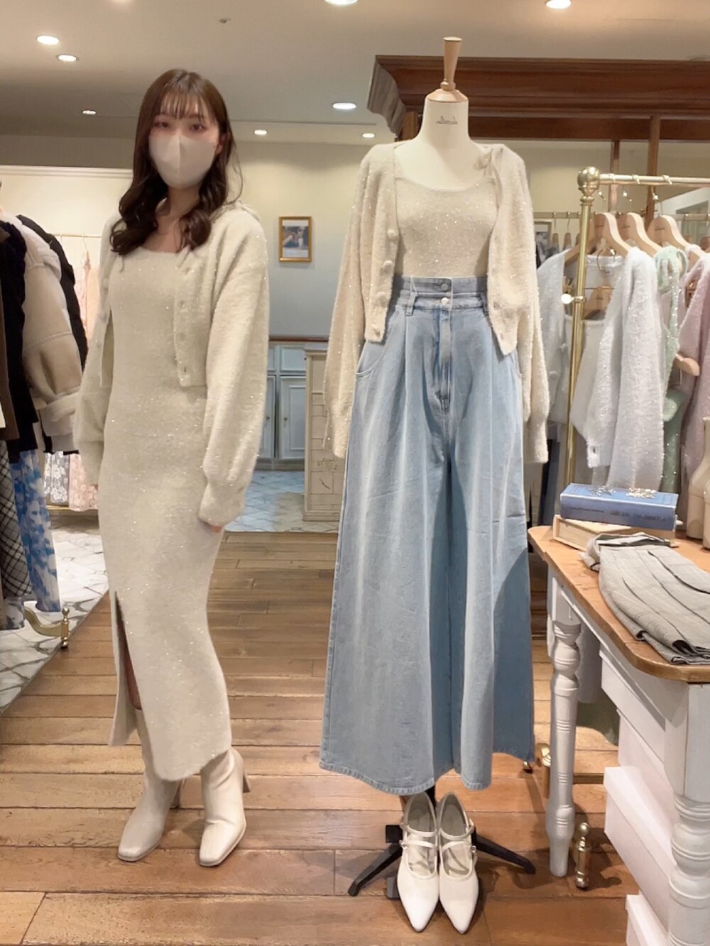 ベージュ系のワンピース、ベージュ系のカーディガン/ボレロ、ホワイト系のブーツを着用したレディースの冬コーディネートの4枚目の写真