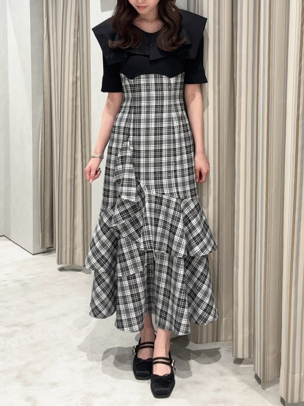 ブラック系のワンピース、ブラック系のバレエシューズを着用したレディースの春コーディネートの2枚目の写真