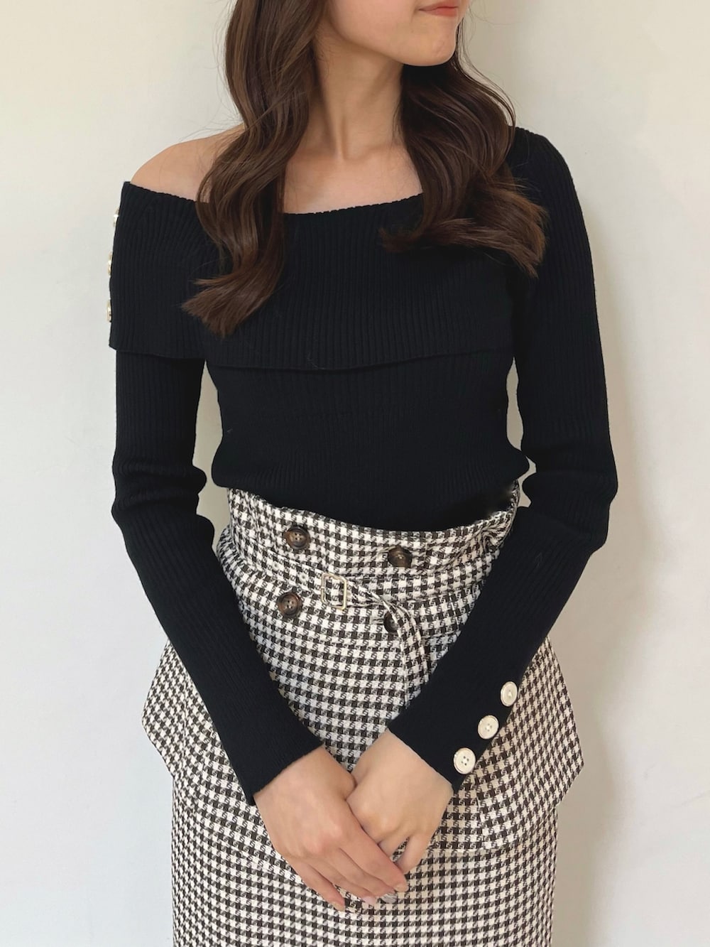 ブラック系のニット/セーター、その他のスカート、ブラック系のローファーを着用したレディースの秋コーディネートの5枚目の写真