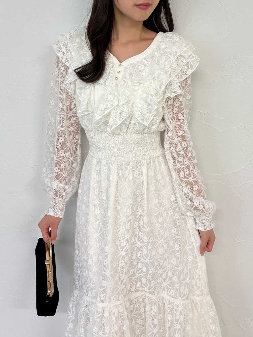 ホワイト系のワンピース、ブラック系のパンプスを着用したレディースの秋コーディネートの7枚目の写真