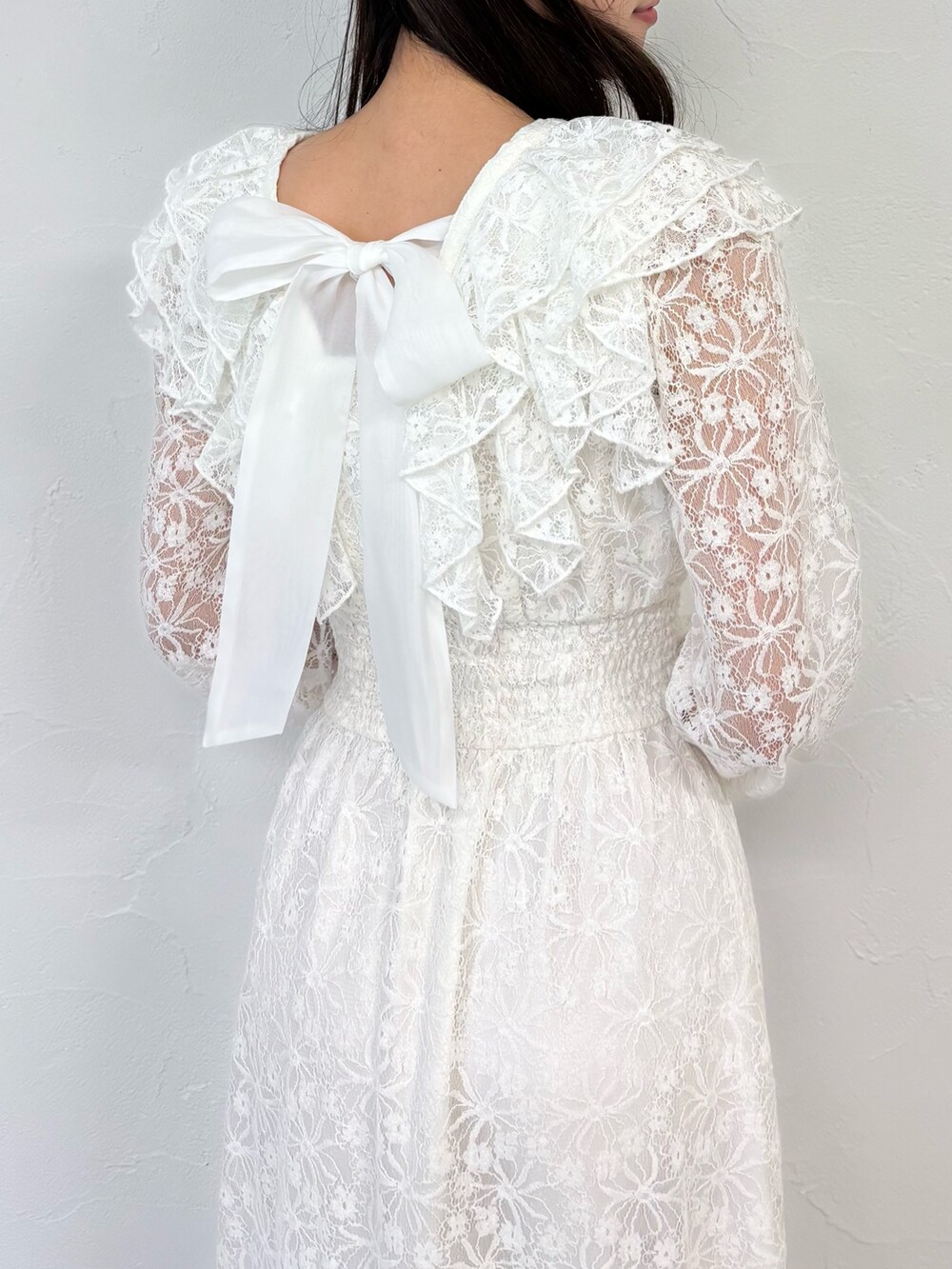 ホワイト系のワンピース、ブラック系のパンプスを着用したレディースの秋コーディネートの9枚目の写真