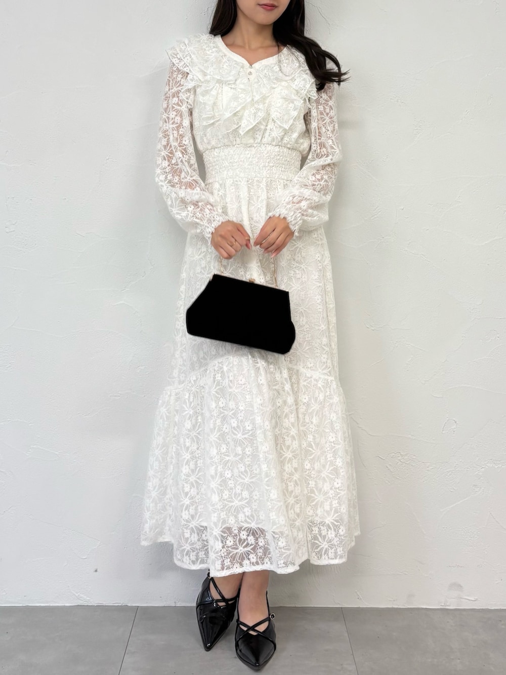 ホワイト系のワンピース、ブラック系のパンプスを着用したレディースの秋コーディネートの2枚目の写真