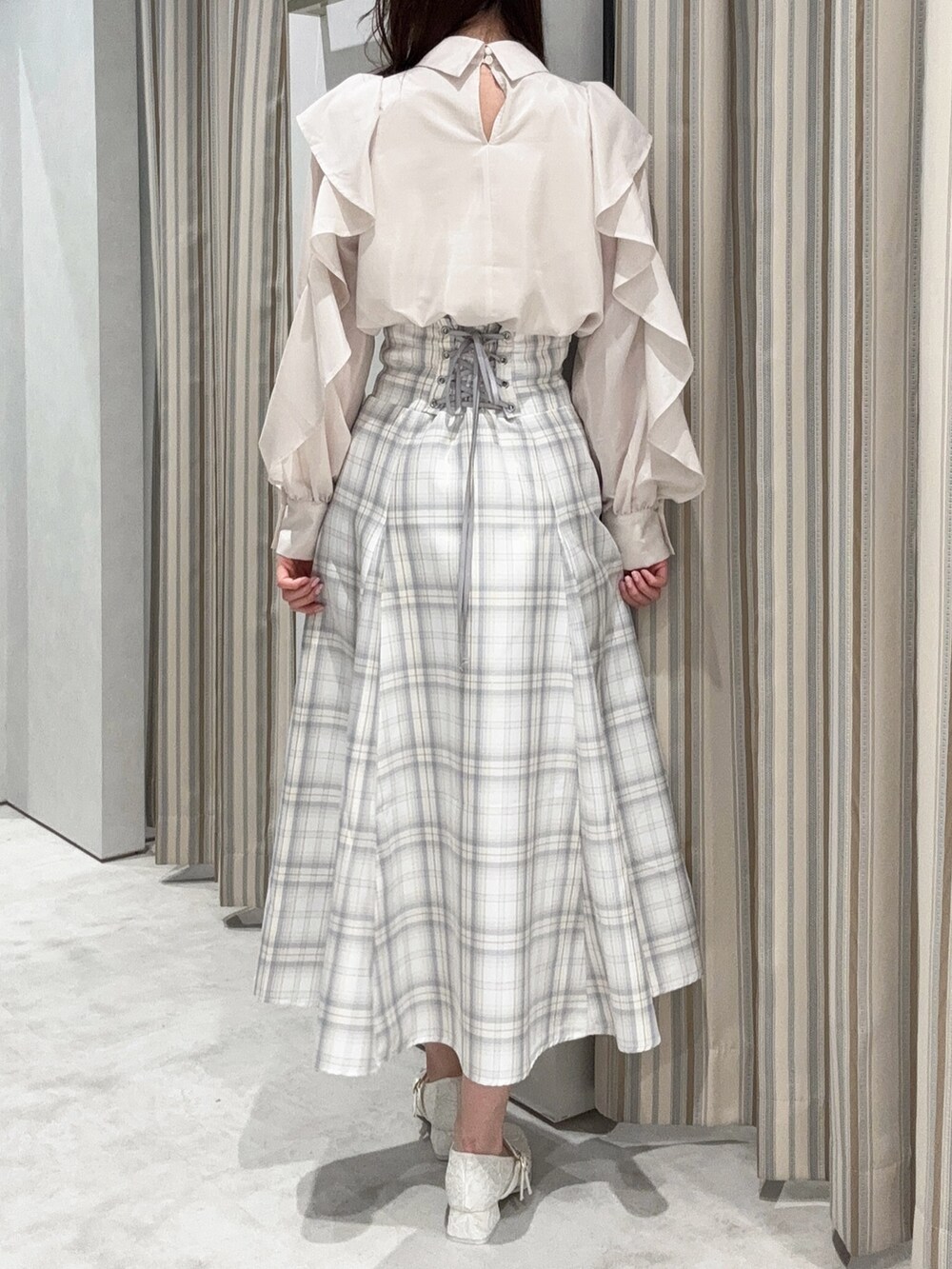 ホワイト系のシャツ/ブラウス、イエロー系のスカート、ホワイト系のバレエシューズを着用したレディースの春コーディネートの4枚目の写真