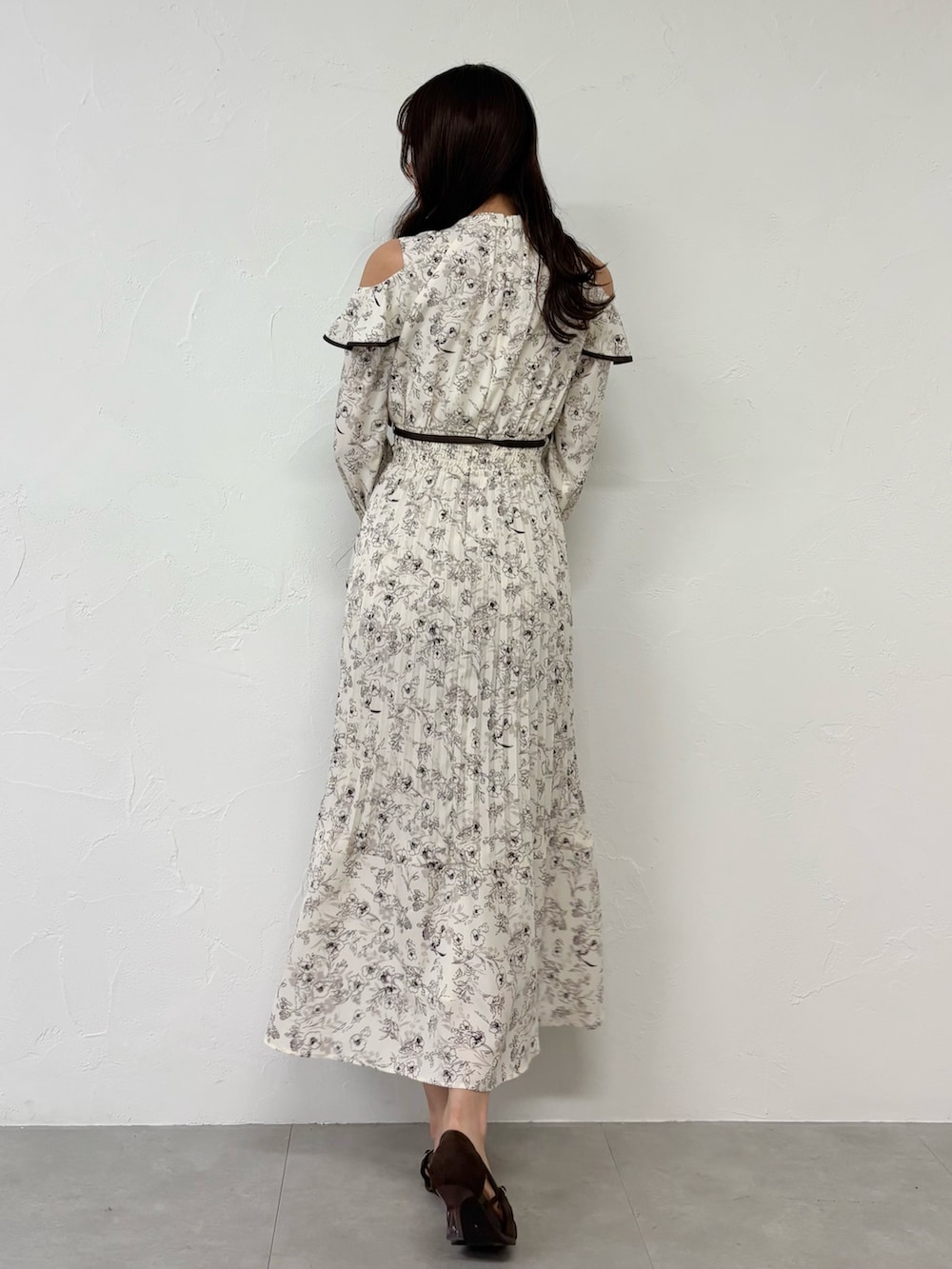 ブラウン系のパンプス、ホワイト系のワンピースを着用したレディースの夏コーディネートの6枚目の写真