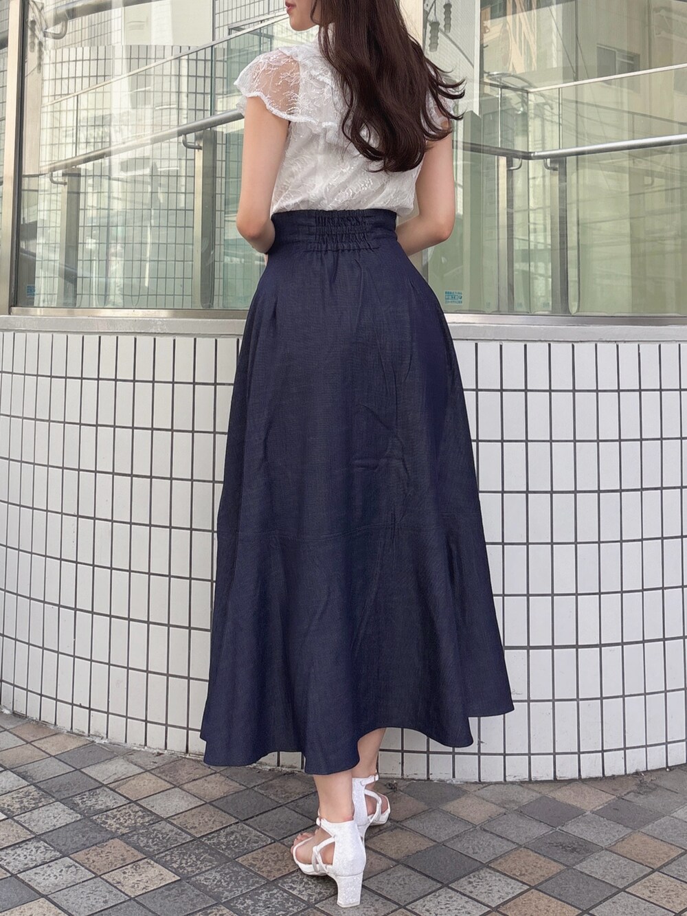 ホワイト系のシャツ/ブラウス、ブルー系のスカート、ホワイト系のサンダルを着用したレディースの夏コーディネートの5枚目の写真