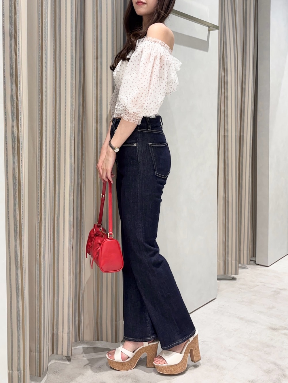 ピンク系のシャツ/ブラウス、ブルー系のデニムパンツ、レッド系のハンドバッグを着用したレディースの夏コーディネートの5枚目の写真