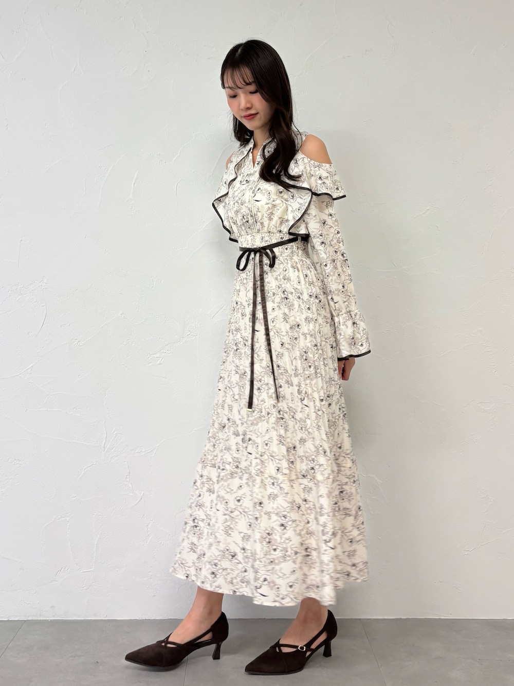 ブラウン系のパンプス、ホワイト系のワンピースを着用したレディースの夏コーディネートの5枚目の写真