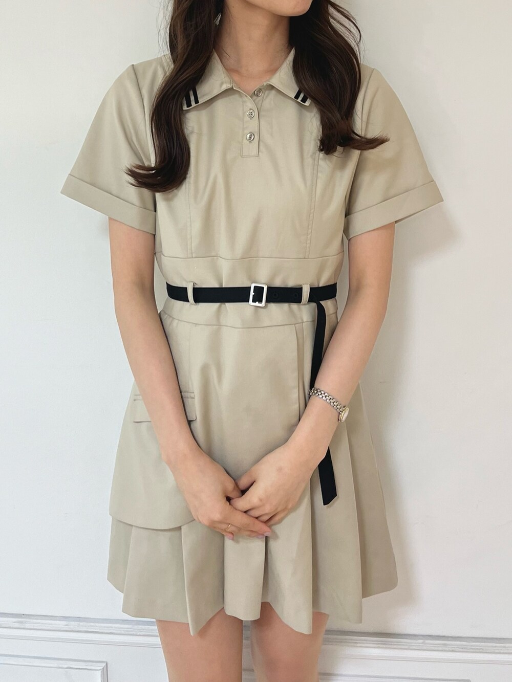 ホワイト系のブーツ、ベージュ系のワンピースを着用したレディースの春コーディネートの5枚目の写真