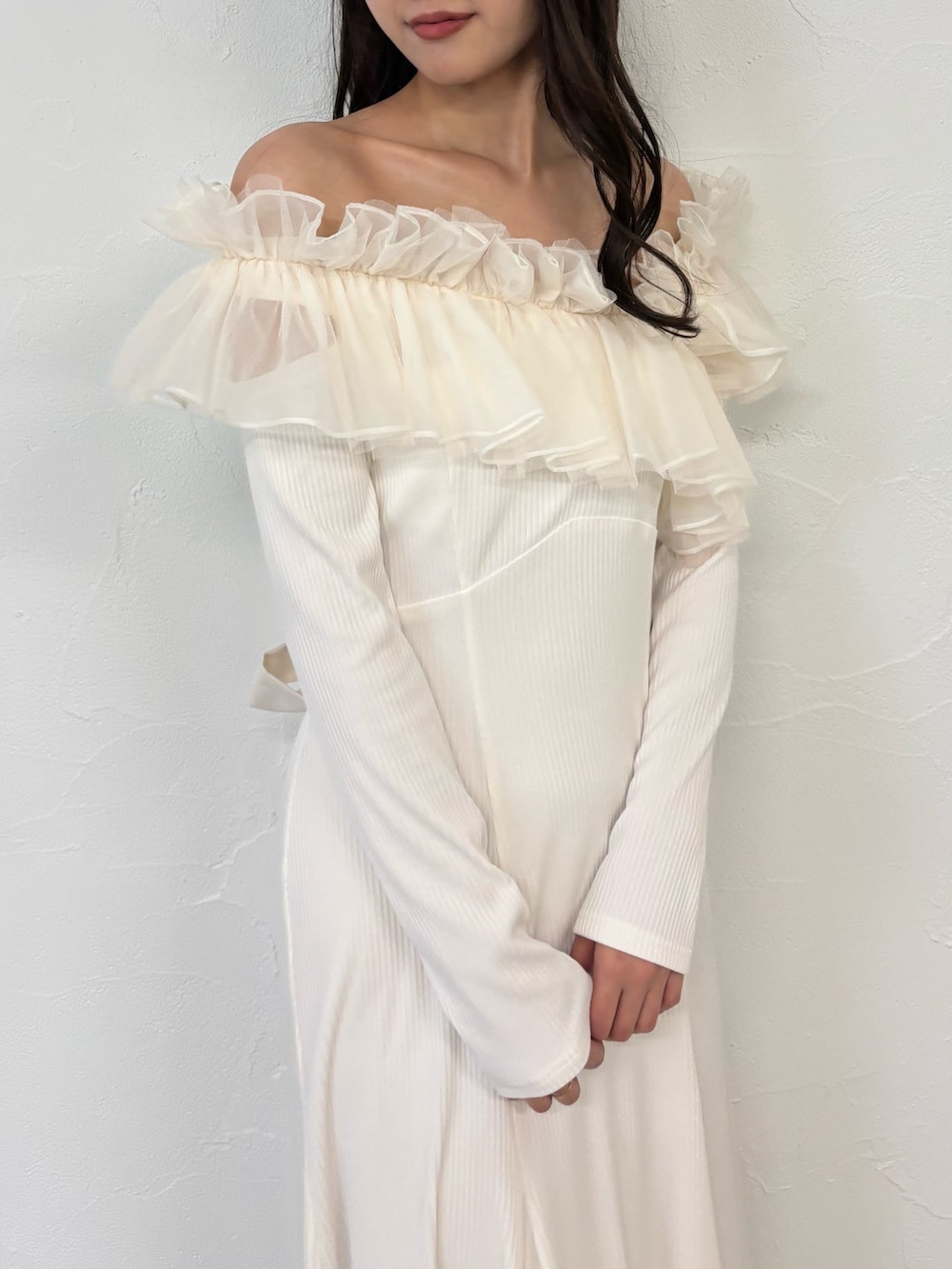 ブラウン系のショルダーバッグ、ブラウン系のパンプス、ホワイト系のワンピースを着用したレディースの秋コーディネートの7枚目の写真