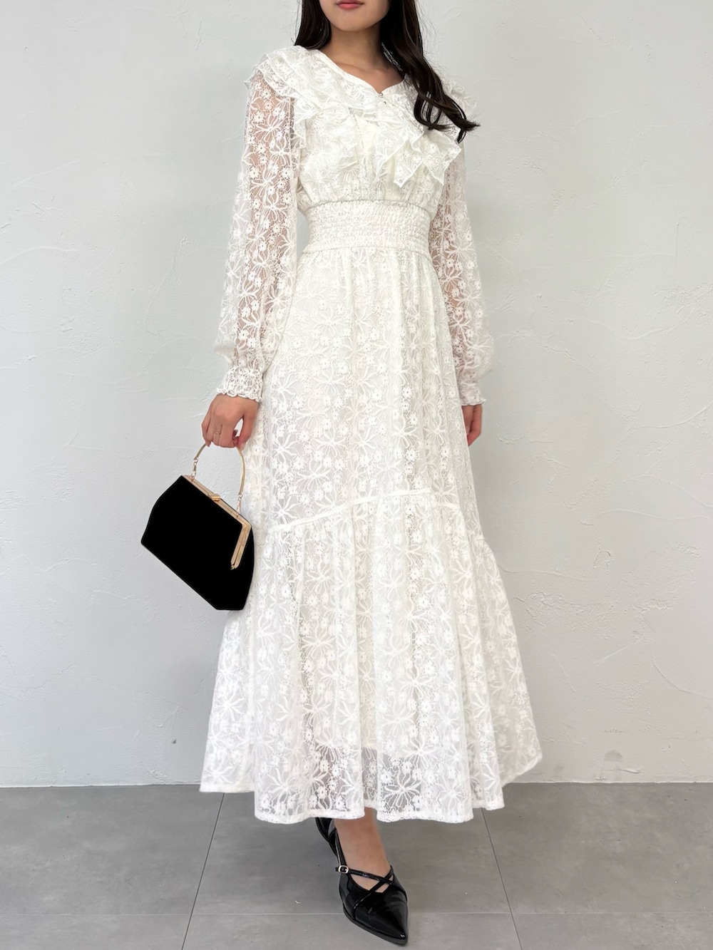 ホワイト系のワンピース、ブラック系のパンプスを着用したレディースの秋コーディネートの3枚目の写真