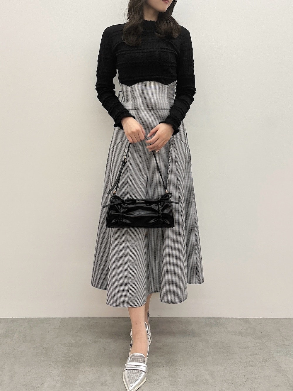 その他のスカート、ブラック系のニット/セーターを着用したレディースの冬コーディネートの2枚目の写真