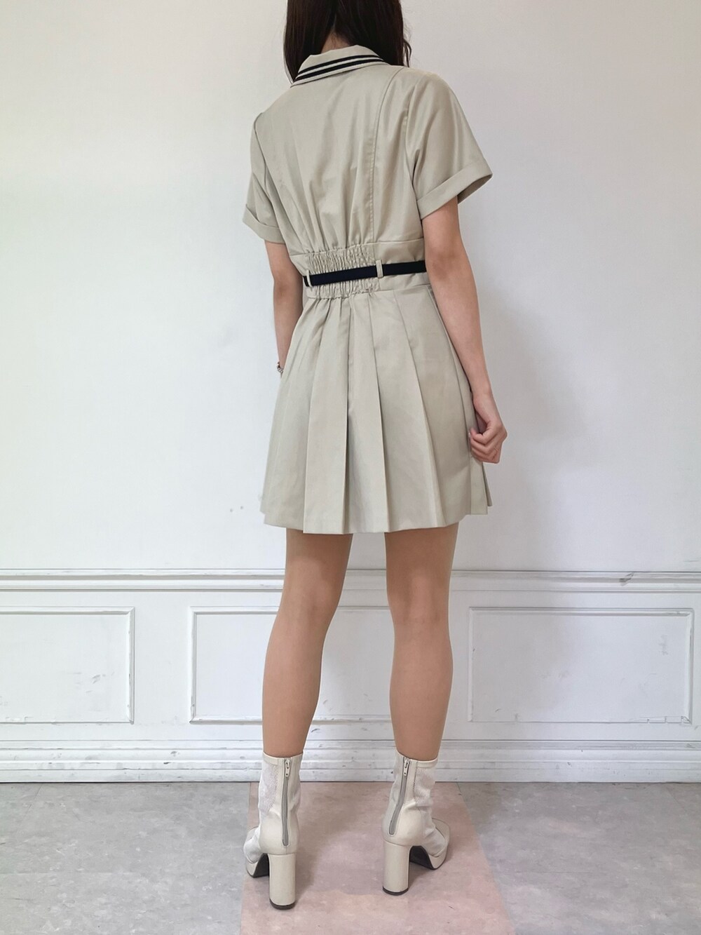 ホワイト系のブーツ、ベージュ系のワンピースを着用したレディースの春コーディネートの4枚目の写真