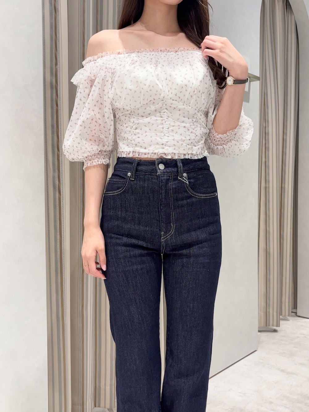 ピンク系のシャツ/ブラウス、ブルー系のデニムパンツ、レッド系のハンドバッグを着用したレディースの夏コーディネートの8枚目の写真