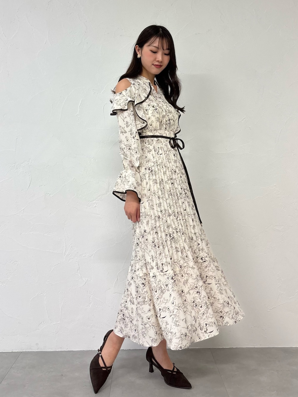 ブラウン系のパンプス、ホワイト系のワンピースを着用したレディースの夏コーディネートの4枚目の写真