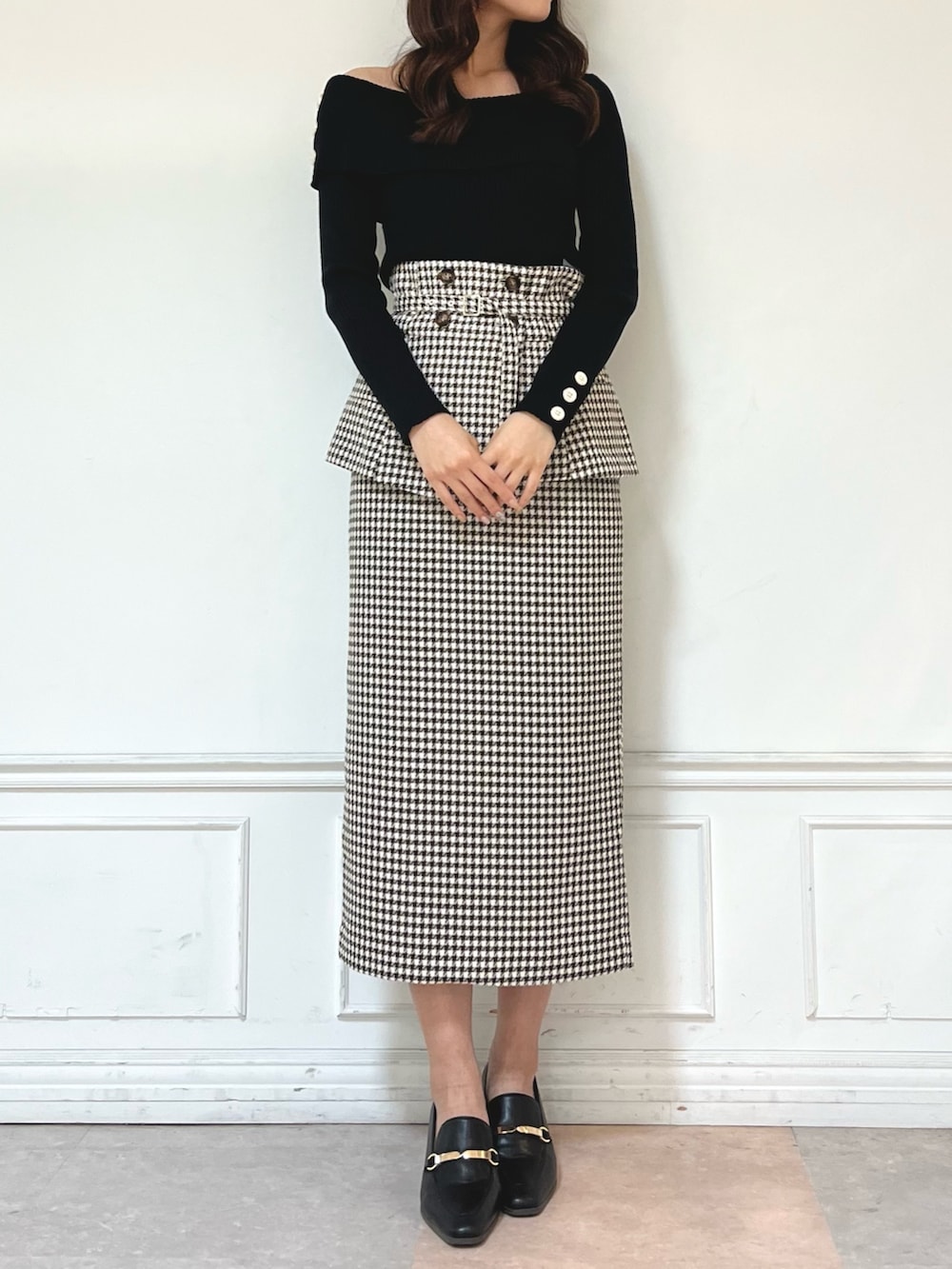 ブラック系のニット/セーター、その他のスカート、ブラック系のローファーを着用したレディースの秋コーディネートの3枚目の写真