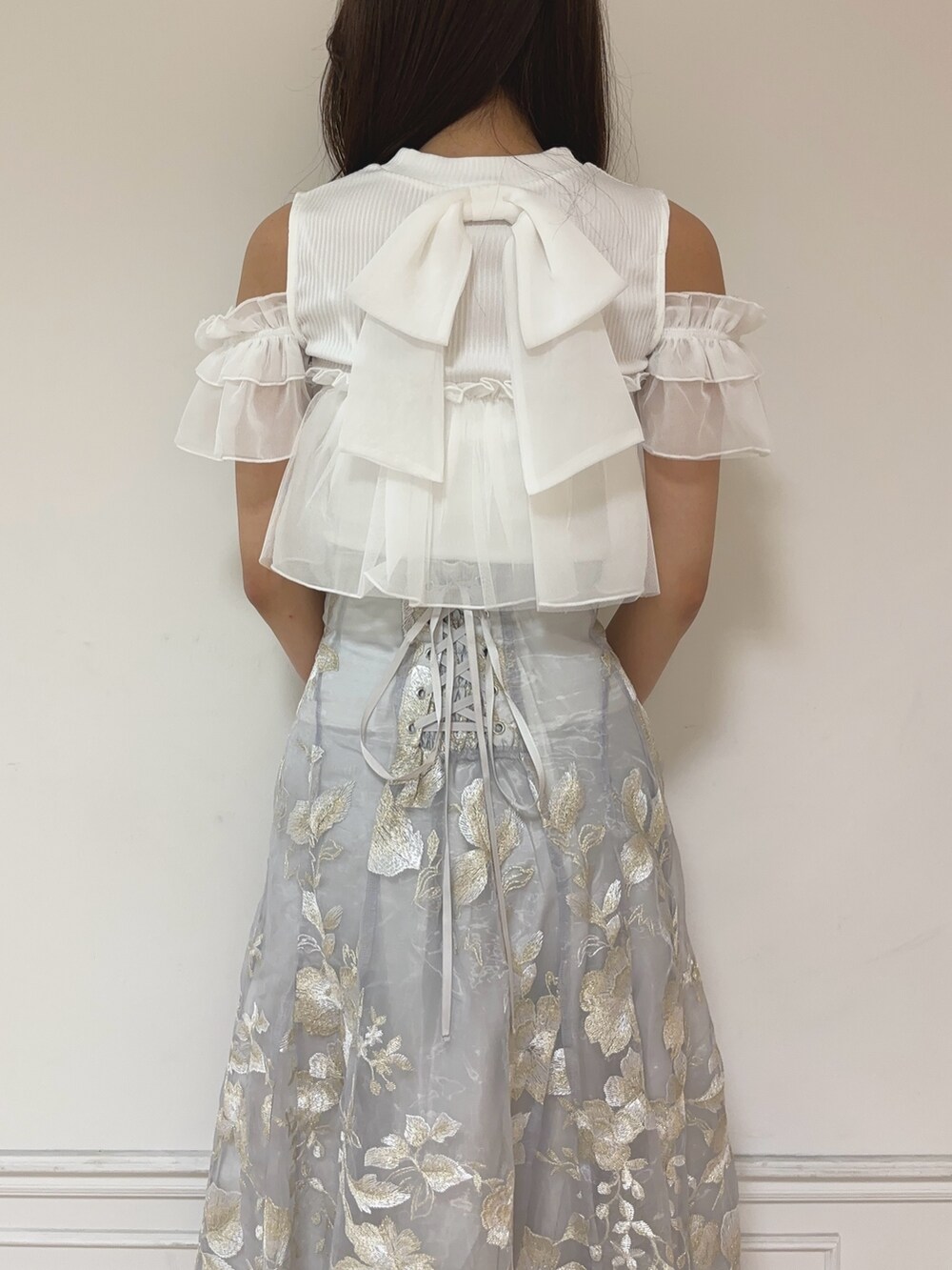 ホワイト系のTシャツ/カットソー、グレー系のスカート、ホワイト系のパンプスを着用したレディースの夏コーディネートの6枚目の写真