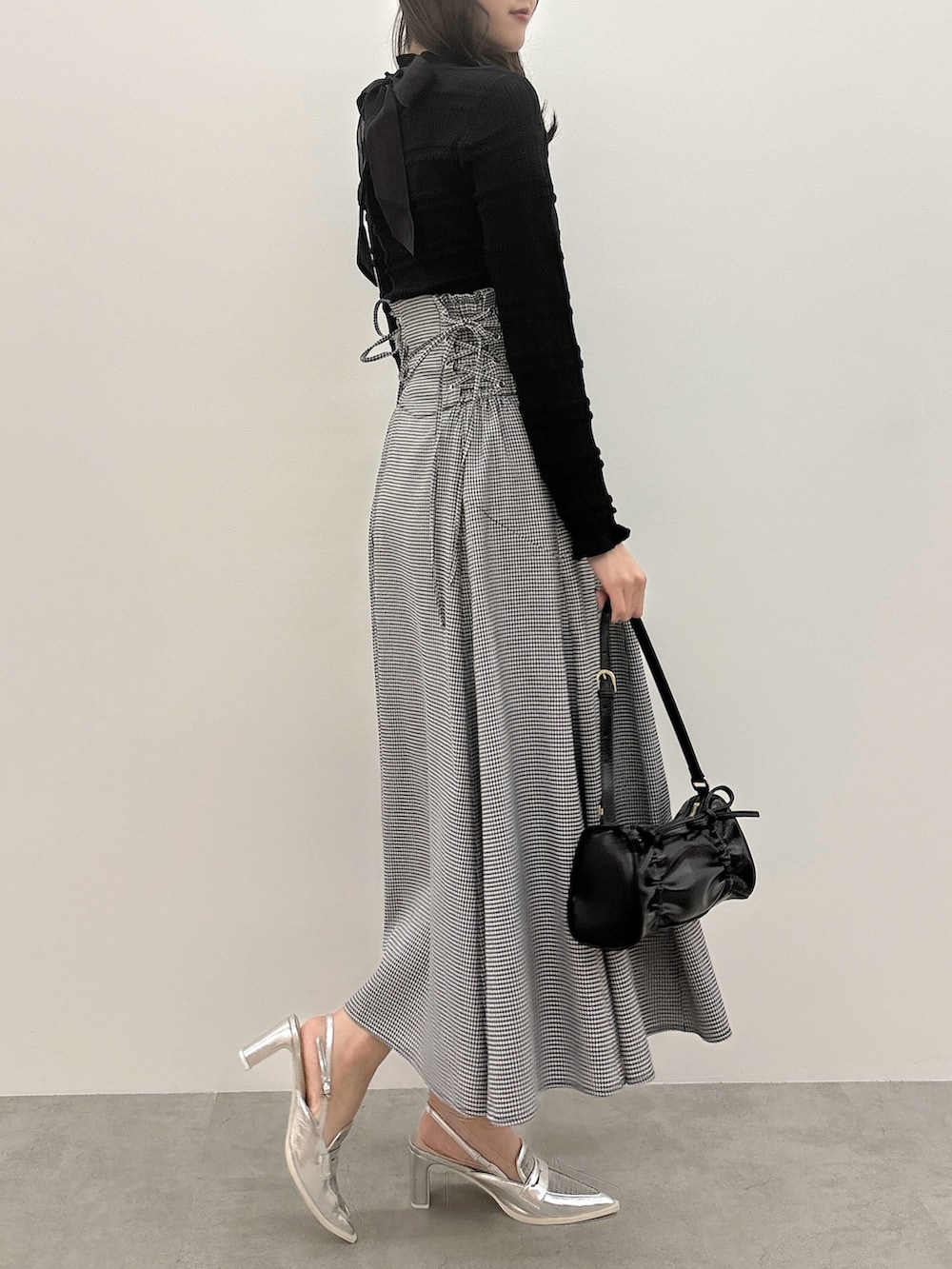 その他のスカート、ブラック系のニット/セーターを着用したレディースの冬コーディネートの3枚目の写真