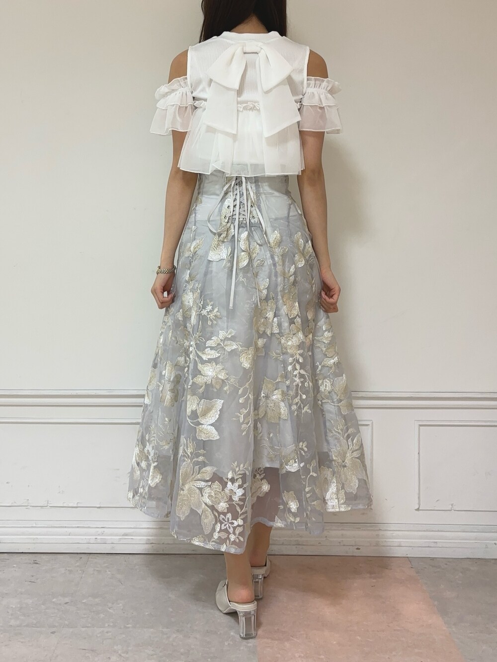 ホワイト系のTシャツ/カットソー、グレー系のスカート、ホワイト系のパンプスを着用したレディースの夏コーディネートの3枚目の写真