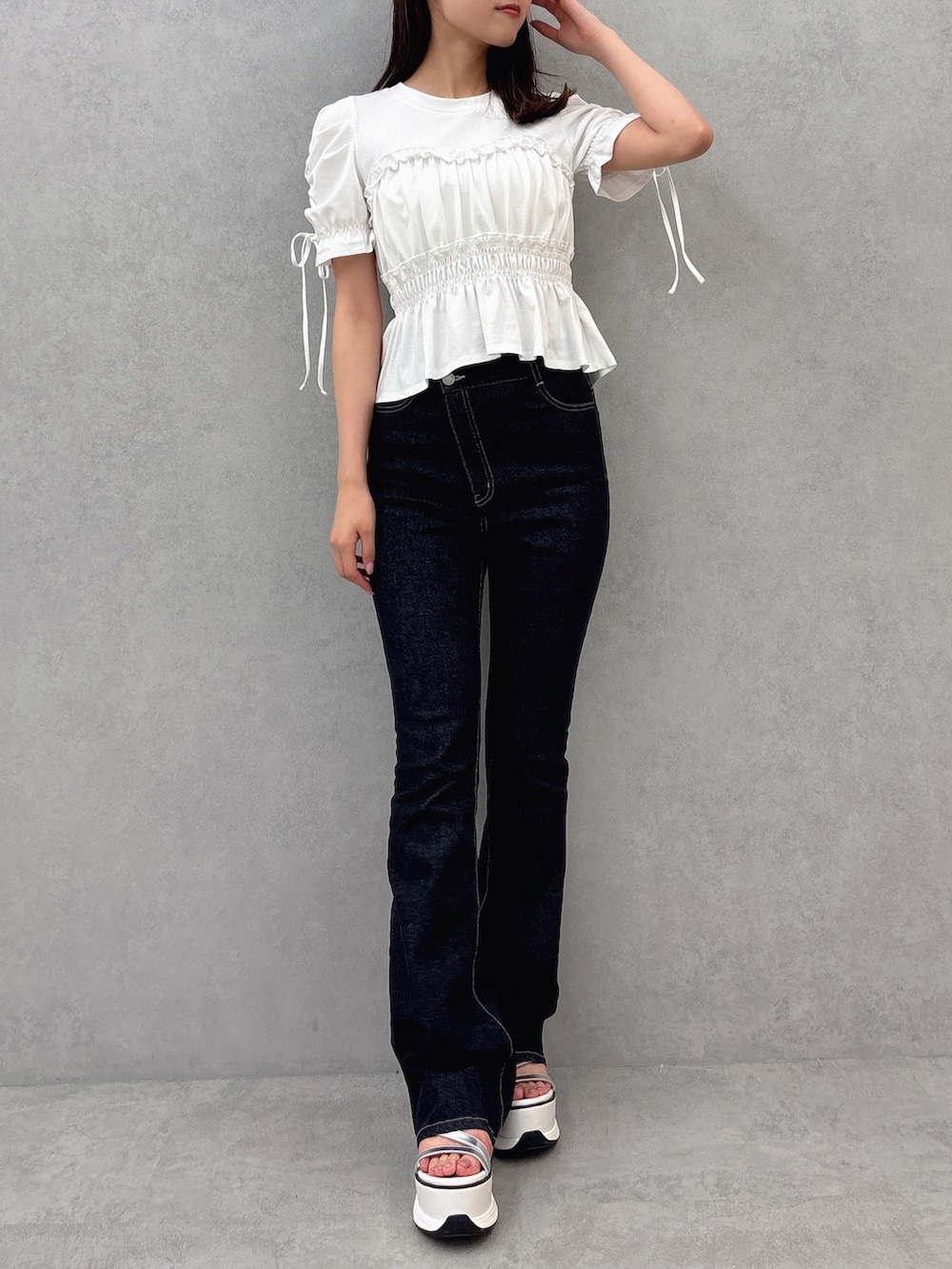 ホワイト系のTシャツ/カットソー、ブラック系のデニムパンツ、ホワイト系のサンダルを着用したレディースの夏コーディネートの2枚目の写真