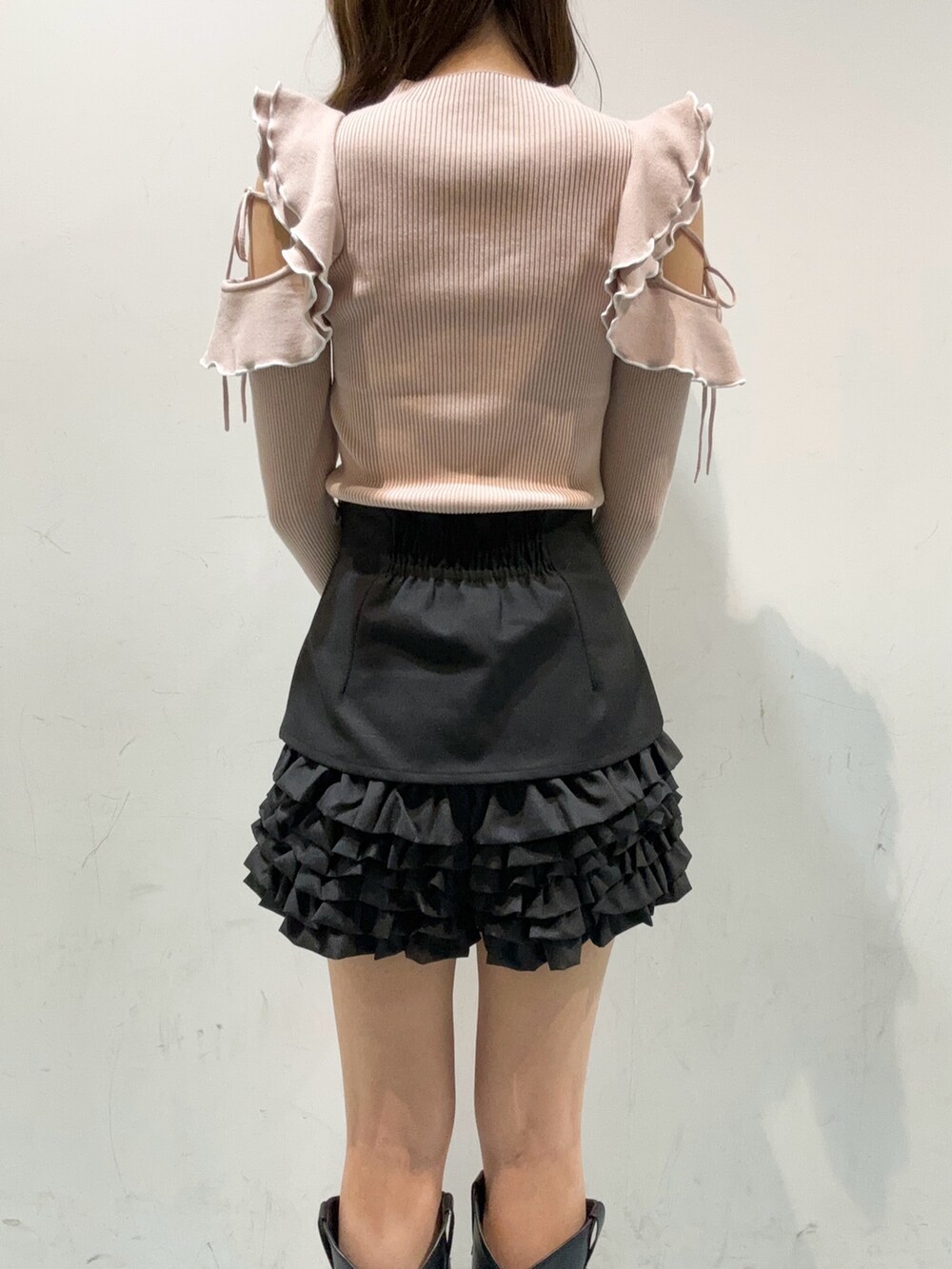 ブラック系のその他パンツ、ピンク系のニット/セーター、ブラック系のブーツを着用したレディースの秋コーディネートの8枚目の写真