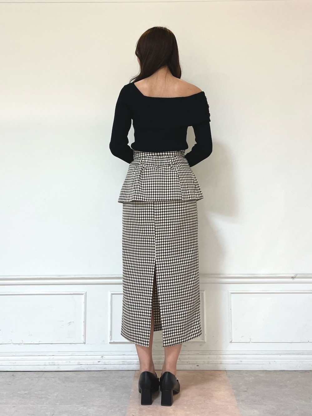 ブラック系のニット/セーター、その他のスカート、ブラック系のローファーを着用したレディースの秋コーディネートの2枚目の写真