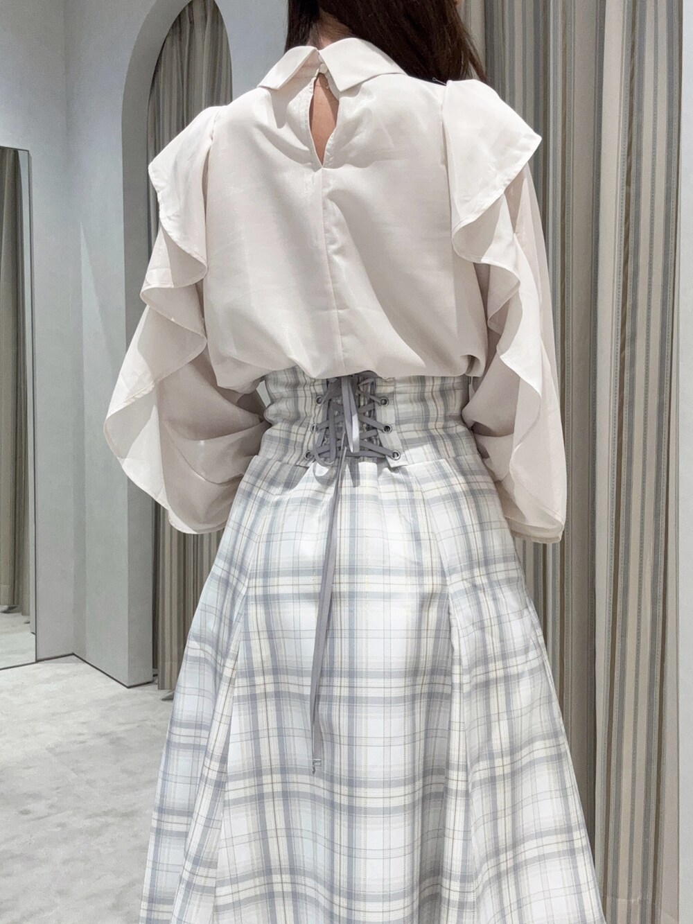 ホワイト系のシャツ/ブラウス、イエロー系のスカート、ホワイト系のバレエシューズを着用したレディースの春コーディネートの7枚目の写真