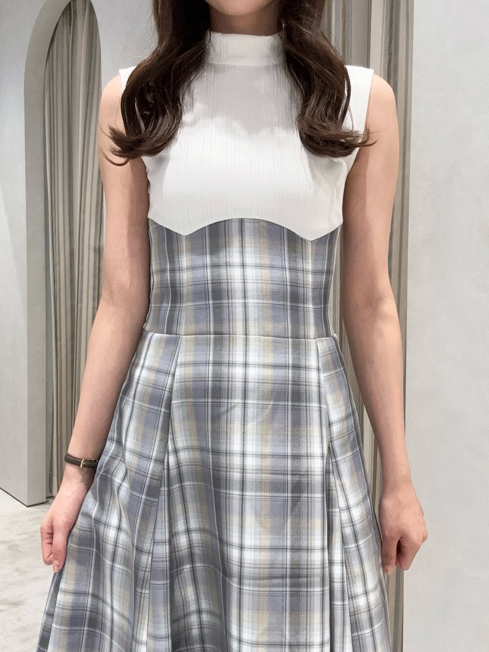 ホワイト系のワンピース、ブラウン系のローファーを着用したレディースの春コーディネートの5枚目の写真