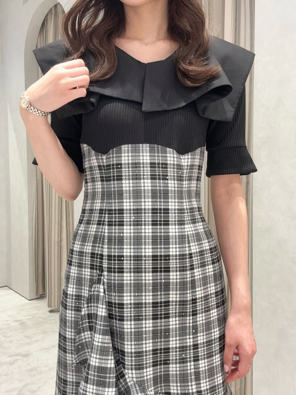 ブラック系のワンピース、ブラック系のバレエシューズを着用したレディースの春コーディネートの4枚目の写真