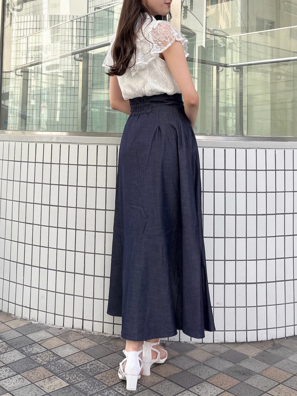 ホワイト系のシャツ/ブラウス、ブルー系のスカート、ホワイト系のサンダルを着用したレディースの夏コーディネートの4枚目の写真