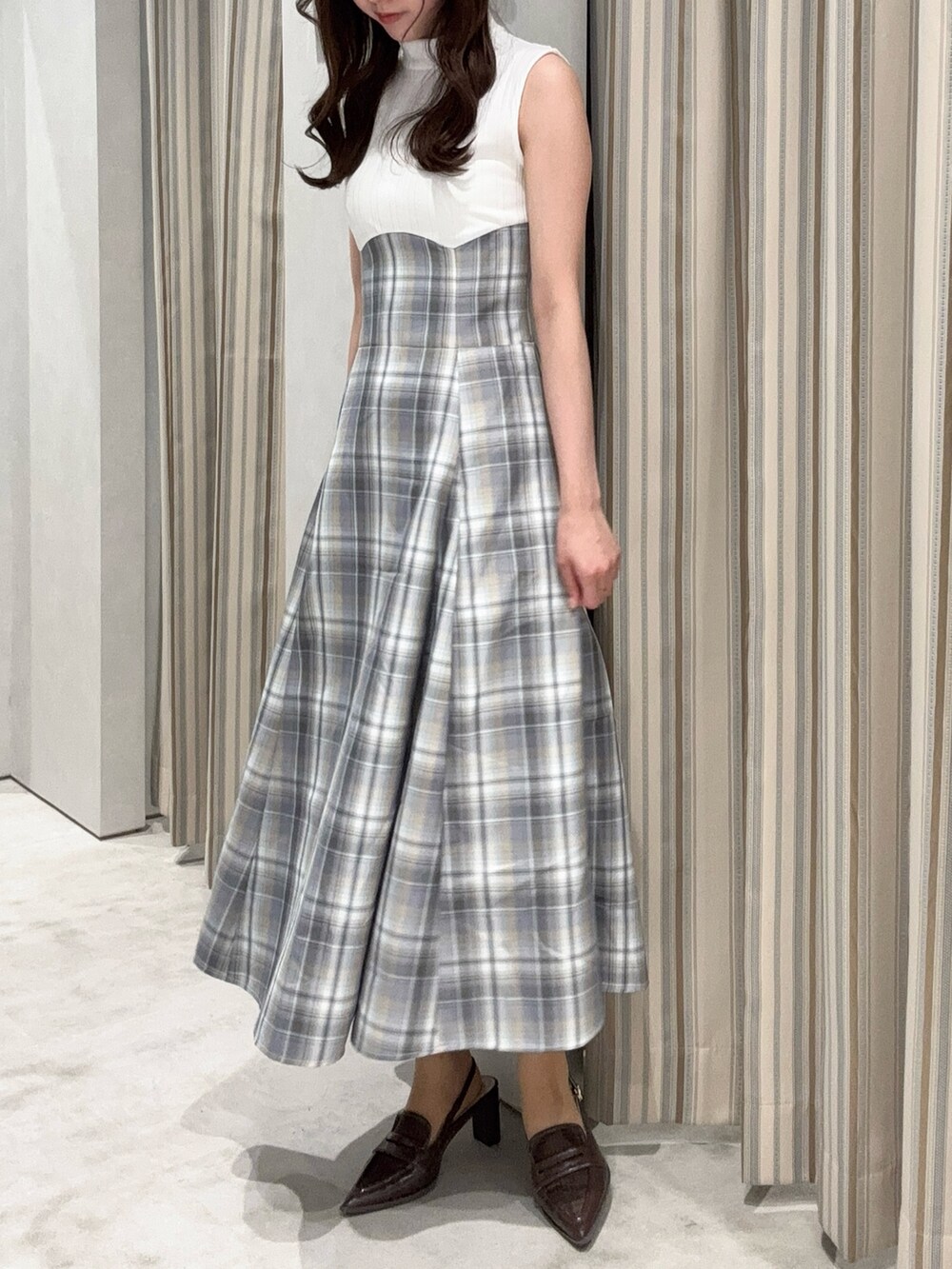 ホワイト系のワンピース、ブラウン系のローファーを着用したレディースの春コーディネートの3枚目の写真