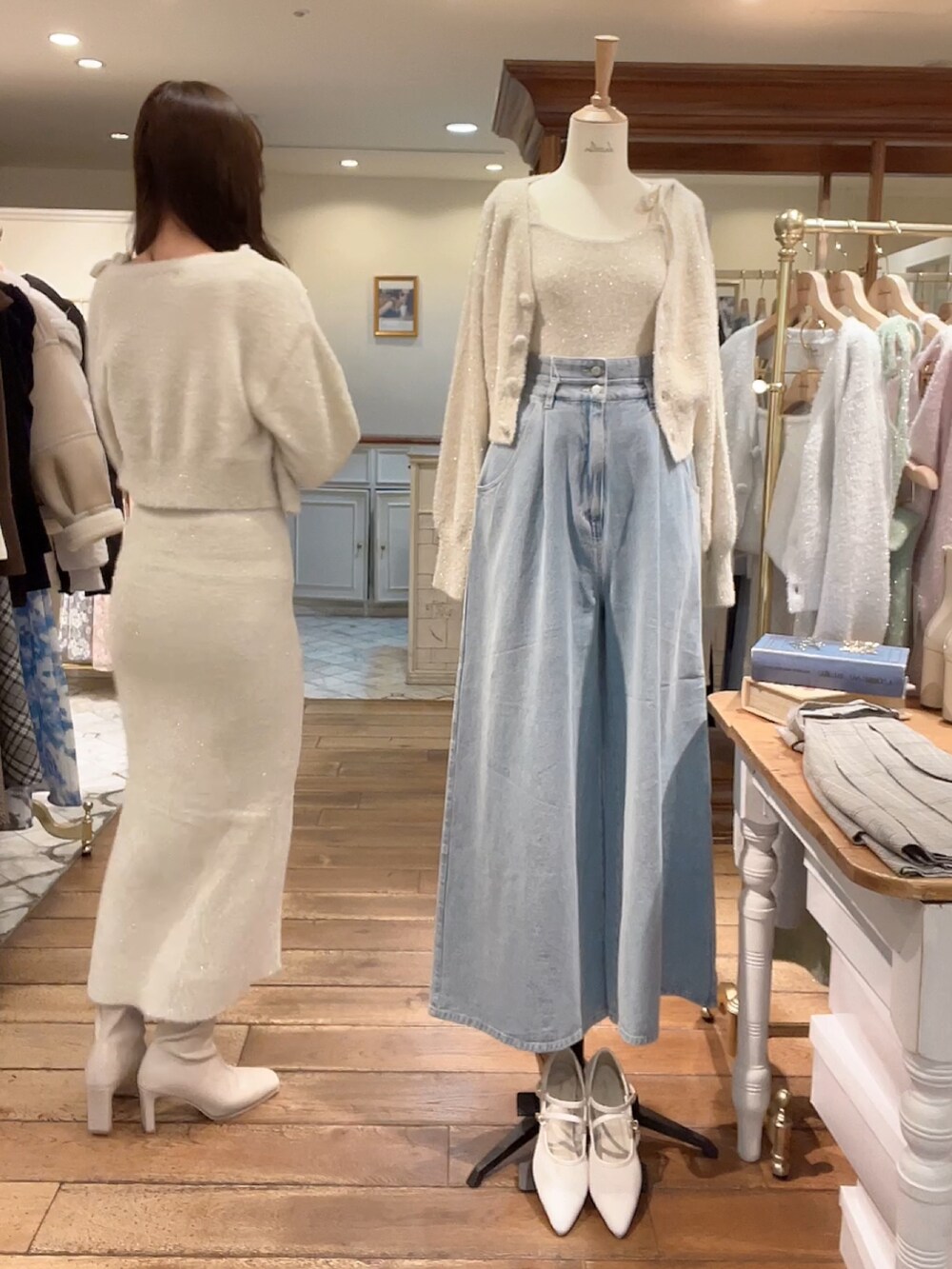 ベージュ系のワンピース、ベージュ系のカーディガン/ボレロ、ホワイト系のブーツを着用したレディースの冬コーディネートの5枚目の写真