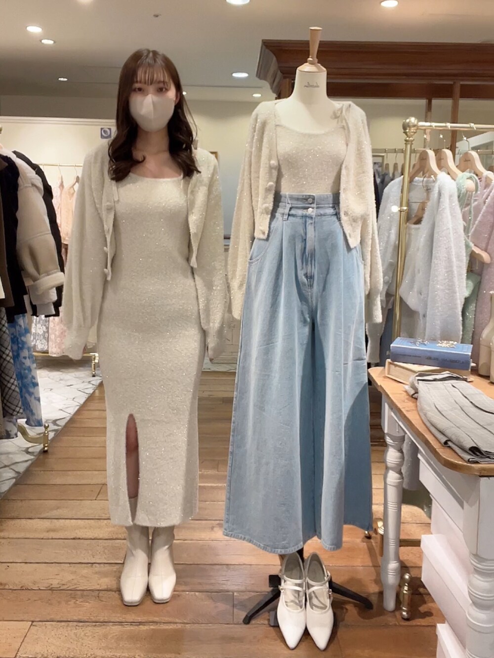 ベージュ系のワンピース、ベージュ系のカーディガン/ボレロ、ホワイト系のブーツを着用したレディースの冬コーディネートの3枚目の写真