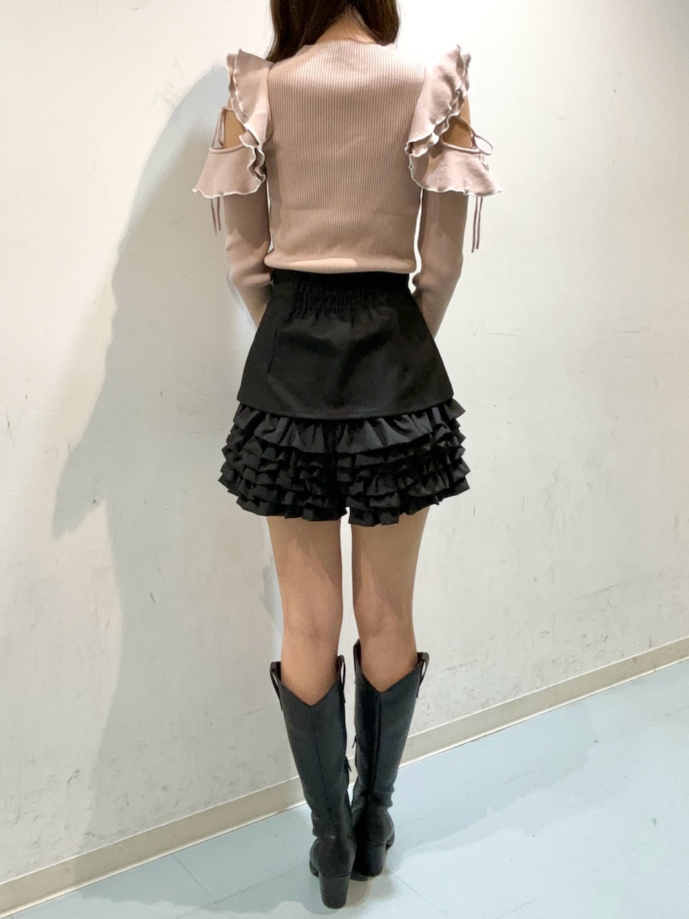 ブラック系のその他パンツ、ピンク系のニット/セーター、ブラック系のブーツを着用したレディースの秋コーディネートの5枚目の写真