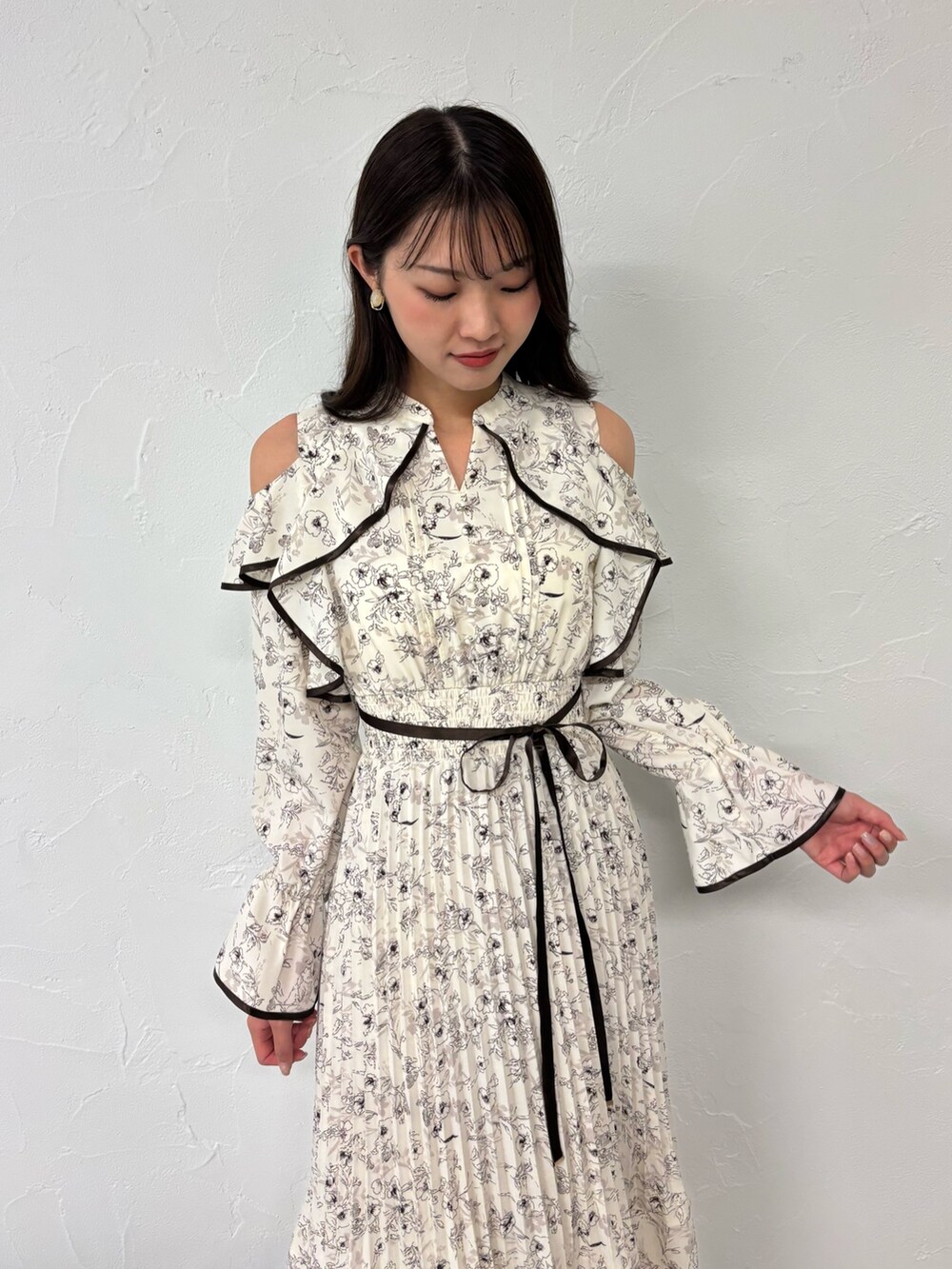 ブラウン系のパンプス、ホワイト系のワンピースを着用したレディースの夏コーディネートの7枚目の写真