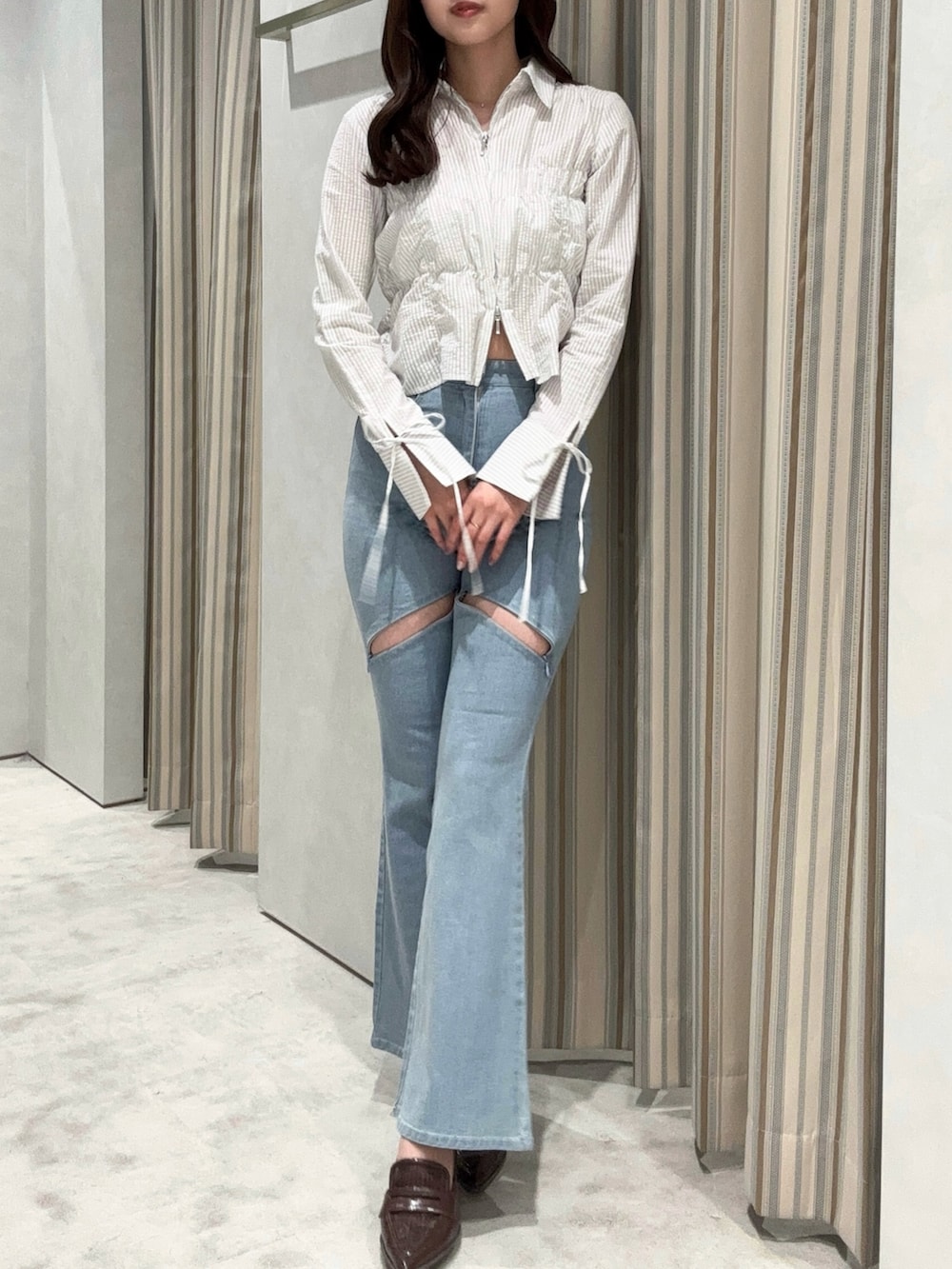 ブルー系のシャツ/ブラウス、ブルー系のデニムパンツ、ブラウン系のローファーを着用したレディースの春コーディネートの3枚目の写真