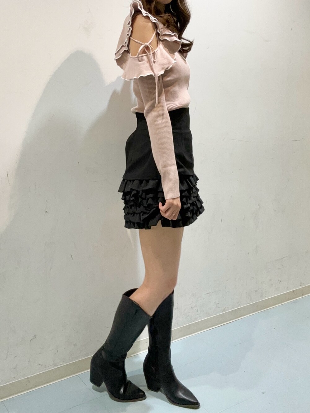 ブラック系のその他パンツ、ピンク系のニット/セーター、ブラック系のブーツを着用したレディースの秋コーディネートの4枚目の写真