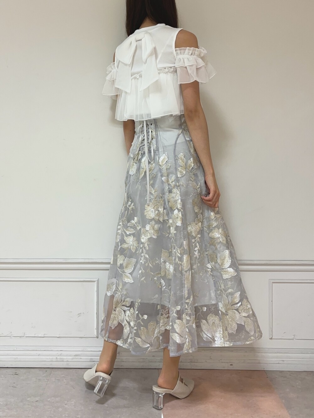 ホワイト系のTシャツ/カットソー、グレー系のスカート、ホワイト系のパンプスを着用したレディースの夏コーディネートの4枚目の写真