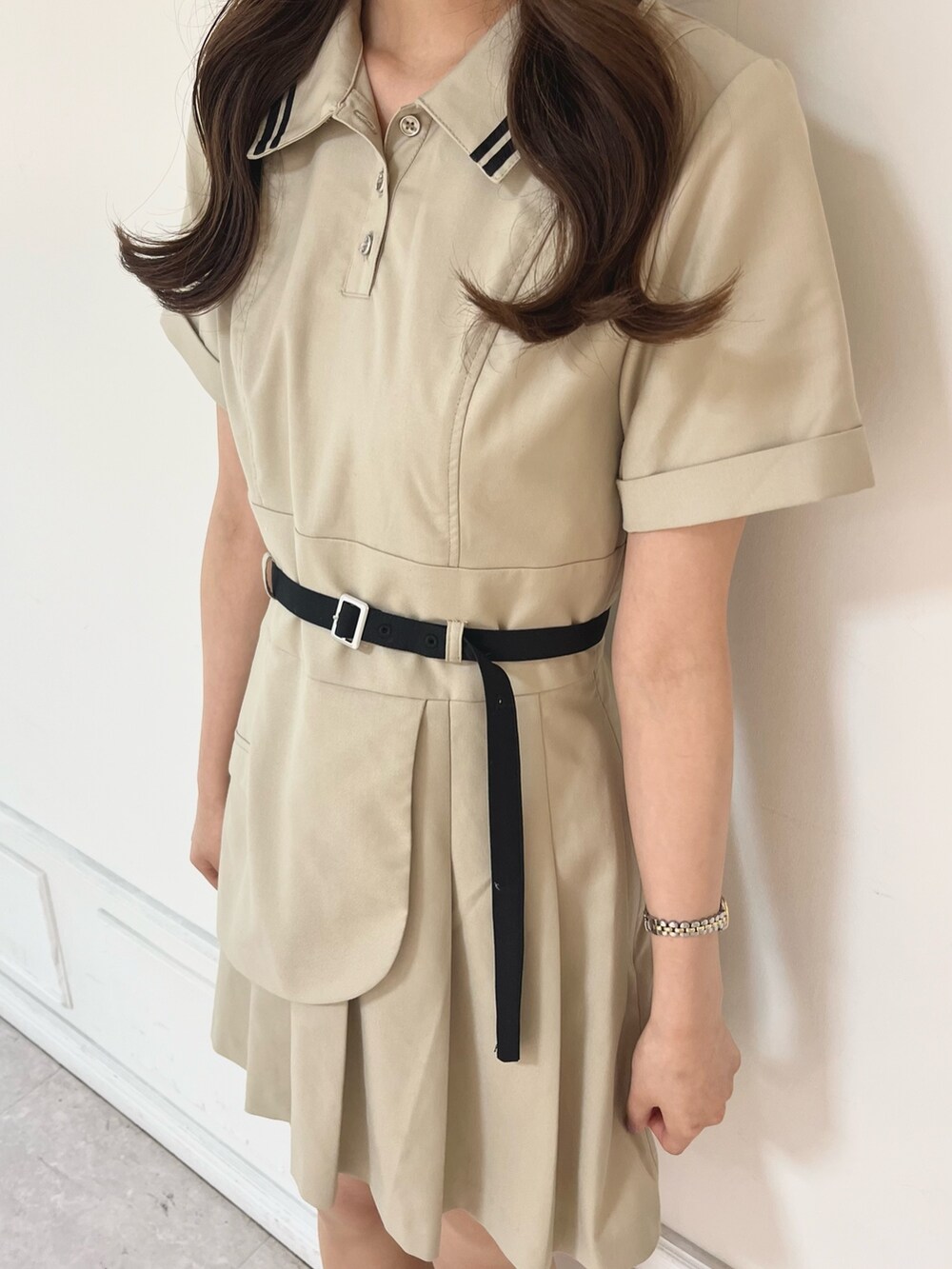 ホワイト系のブーツ、ベージュ系のワンピースを着用したレディースの春コーディネートの6枚目の写真