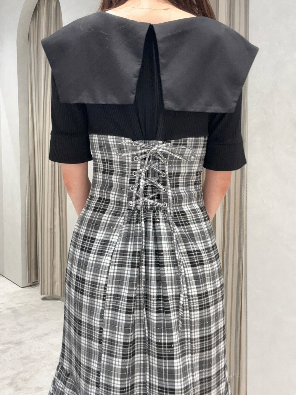 ブラック系のワンピース、ブラック系のバレエシューズを着用したレディースの春コーディネートの5枚目の写真