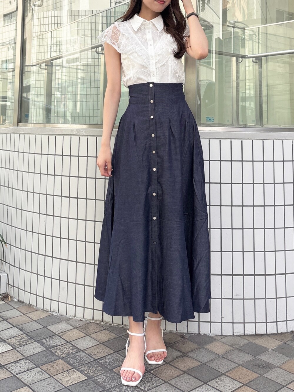 ホワイト系のシャツ/ブラウス、ブルー系のスカート、ホワイト系のサンダルを着用したレディースの夏コーディネートの2枚目の写真