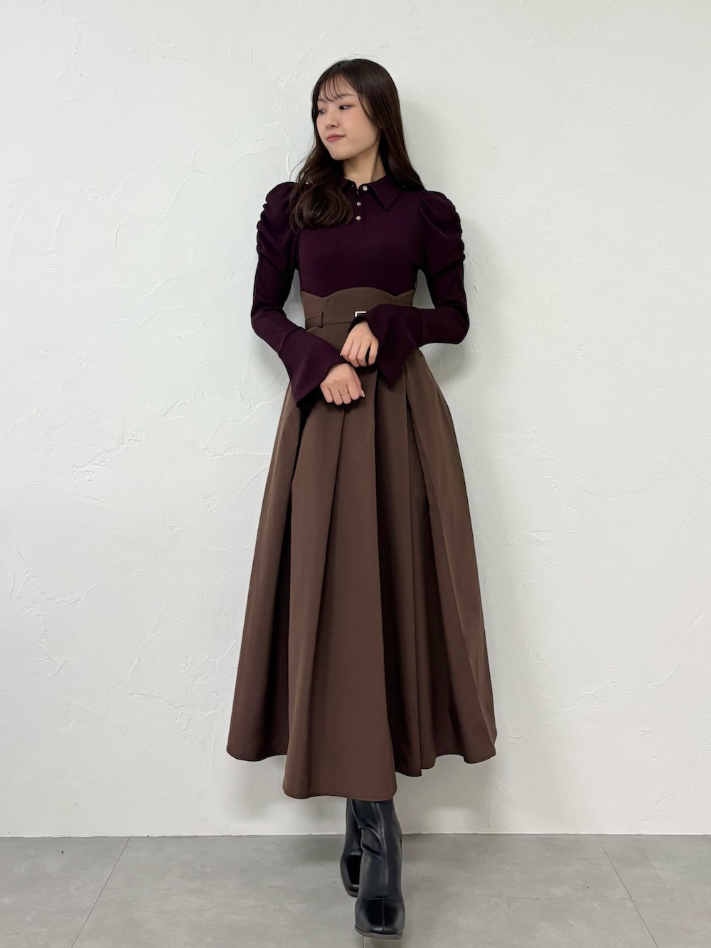 レッド系のワンピースを着用したレディースの夏コーディネートの2枚目の写真