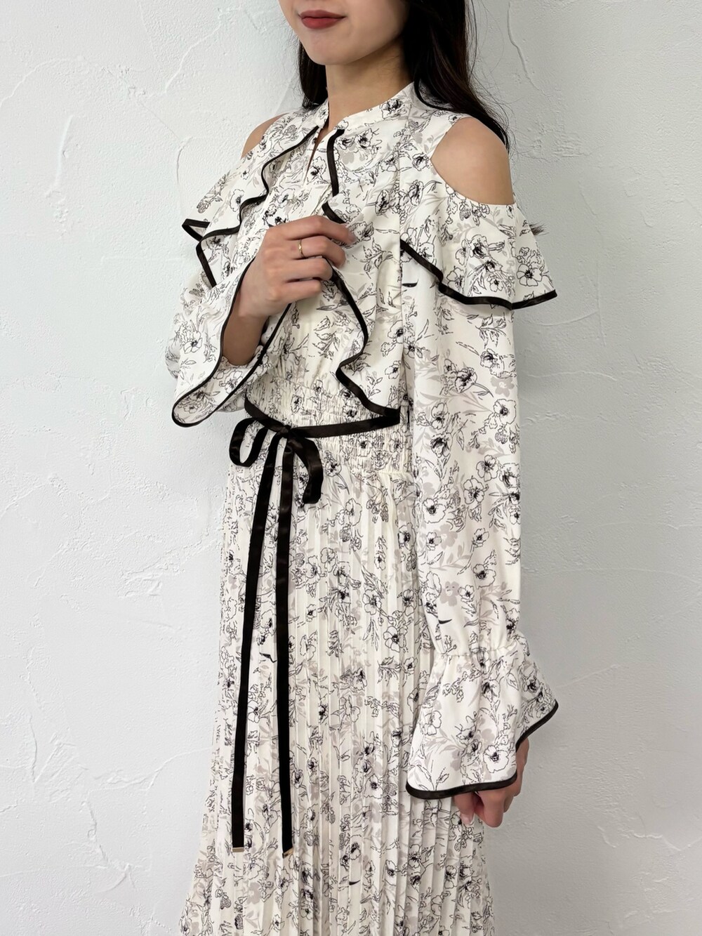 ブラウン系のパンプス、ホワイト系のワンピースを着用したレディースの夏コーディネートの9枚目の写真