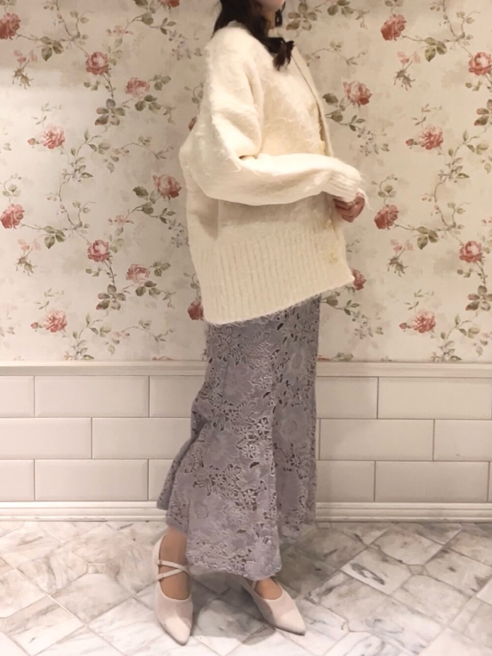 ホワイト系のカーディガン/ボレロ、ホワイト系のニット/セーター、グレー系のスカートを着用したレディースの冬コーディネートの3枚目の写真